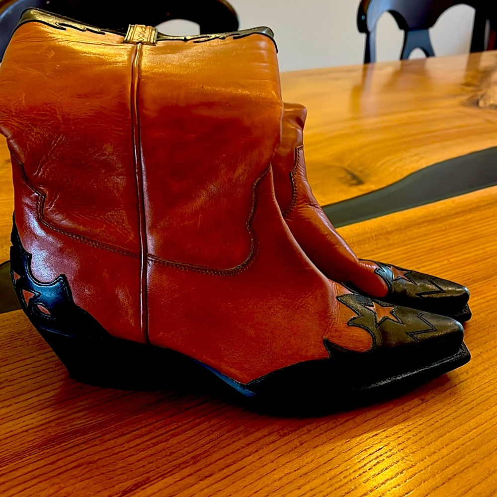 Ladies cowboy boots, brown/black, really great condition.